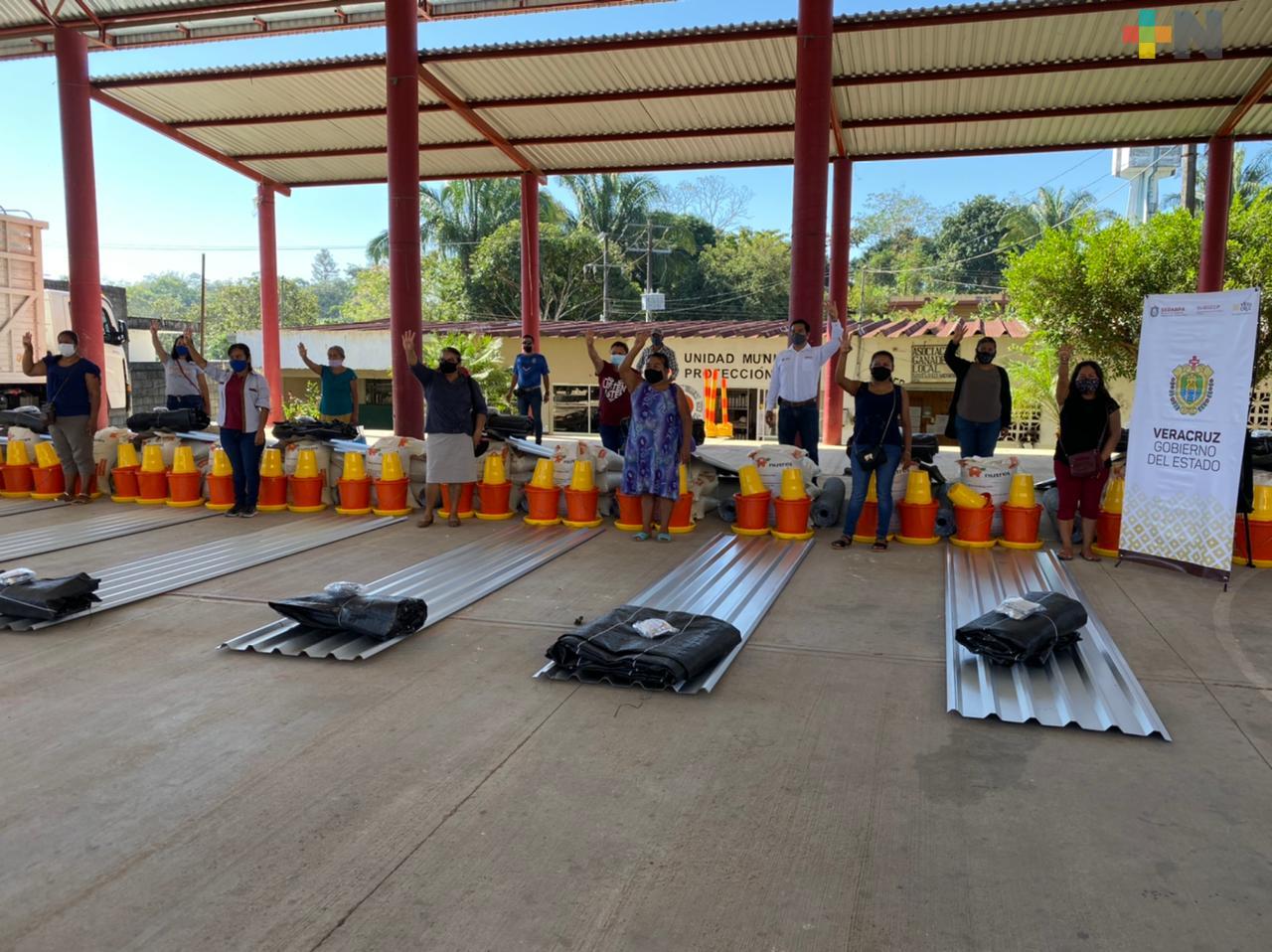 Dotaron a mujeres con paquetes avícolas en Santiago Sochiapan