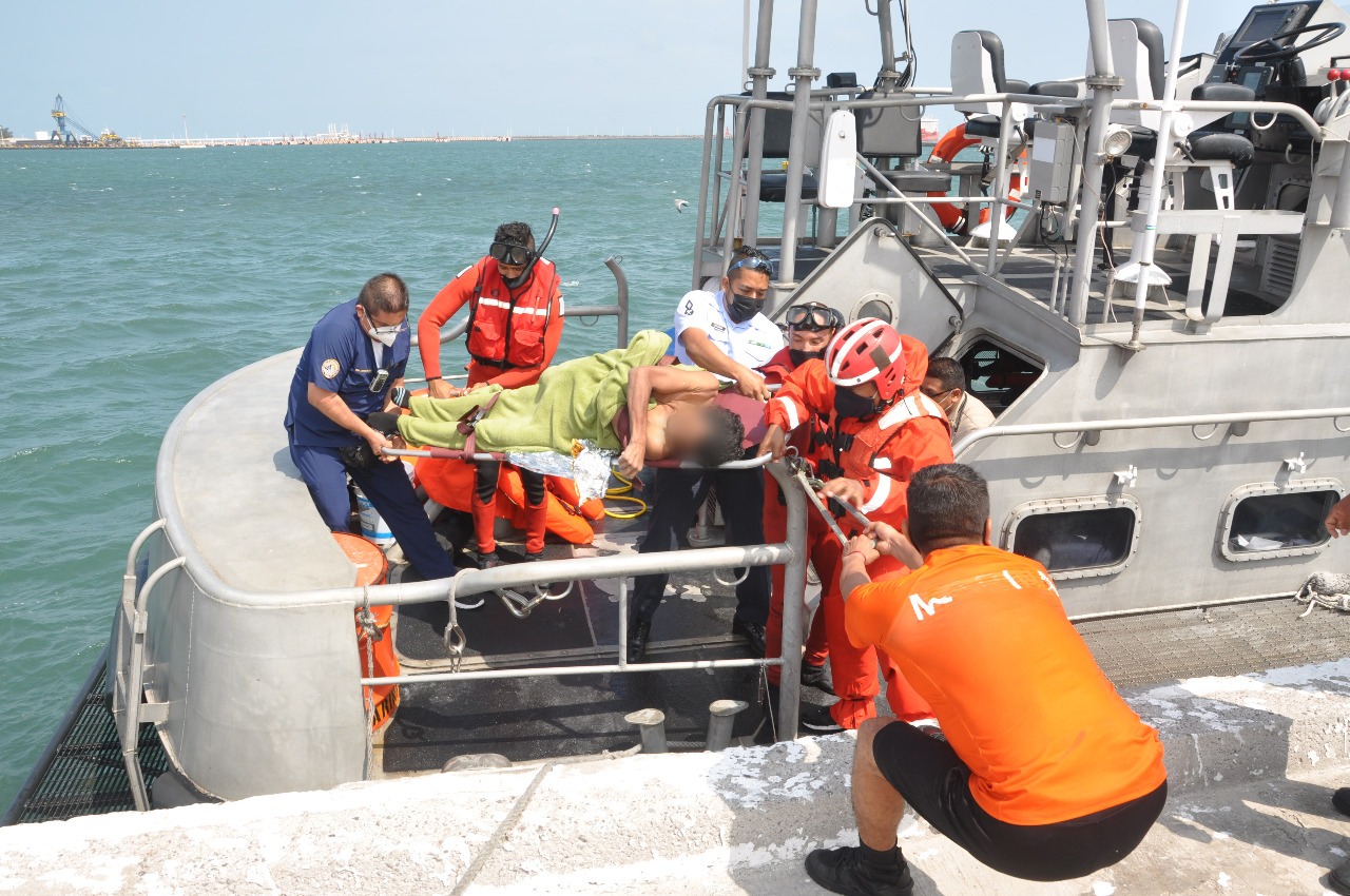 Semar rescató con vida a siete tripulantes de barco atunero que se hundió en  Golfo de México
