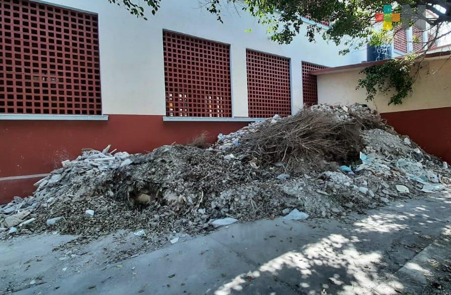 Piden retiro de escombro generado por trabajos en escuela de Veracruz