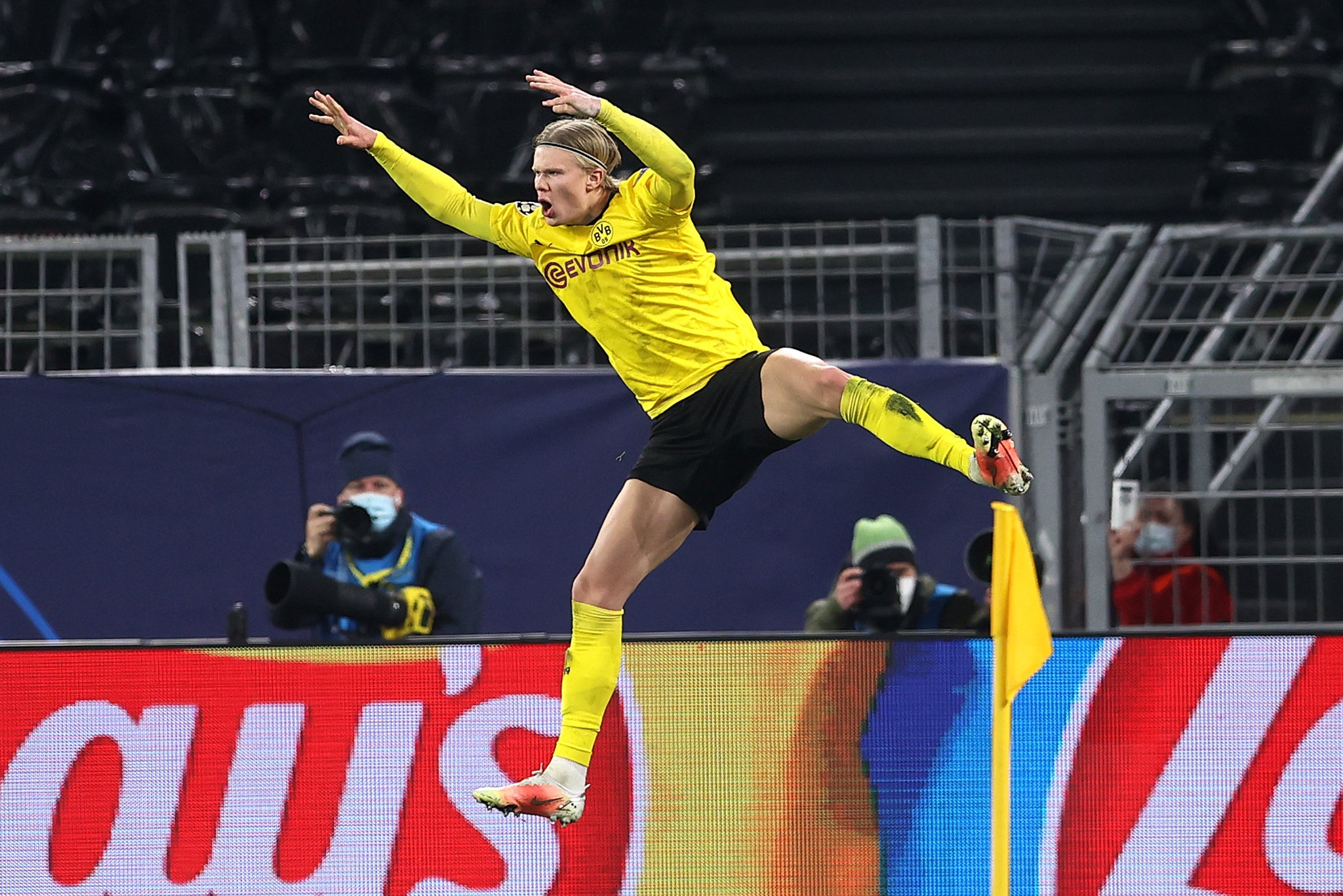Dos goles de Haaland dan pase al Dortmund a cuartos de final de la