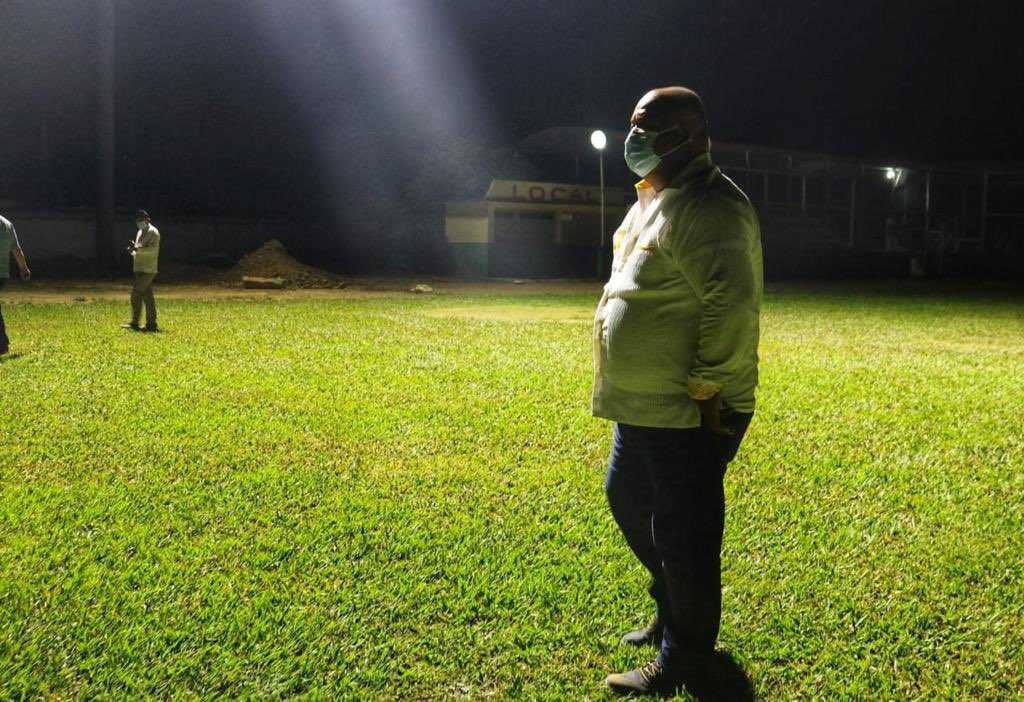 Supervisó Eric Cisneros alumbrado de parque de beisbol en Otatitlán