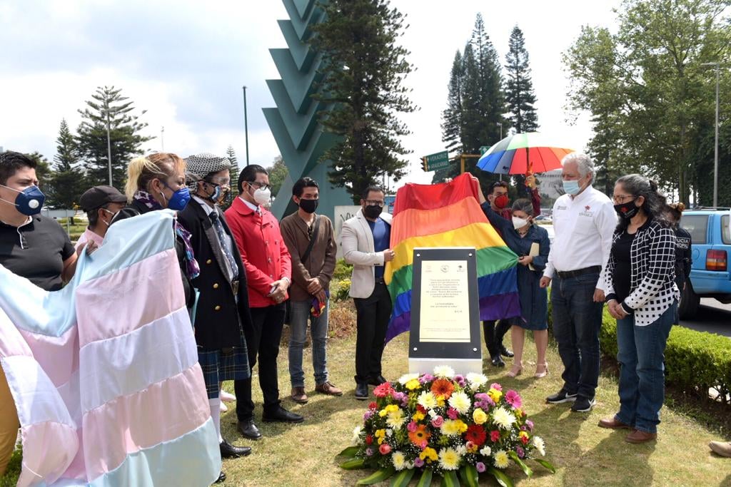Alcalde de Xalapa devela placa conmemorativa de víctimas de la comunidad LGBTTTI