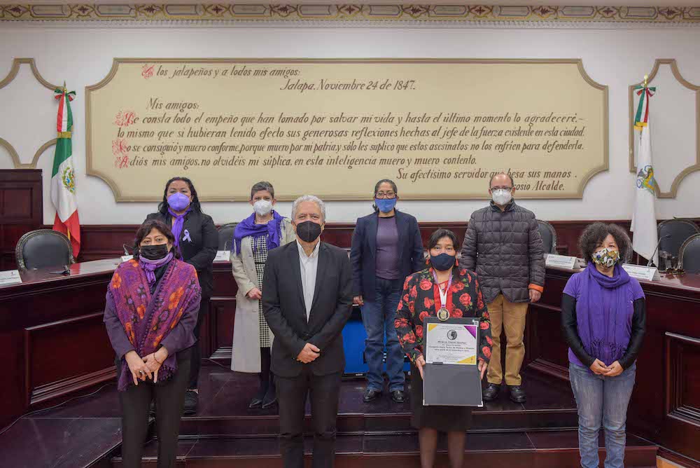 Ayuntamiento de Xalapa entregó medalla insurgente María Teresa de Medina y Miranda a Minerva Chores Sánchez