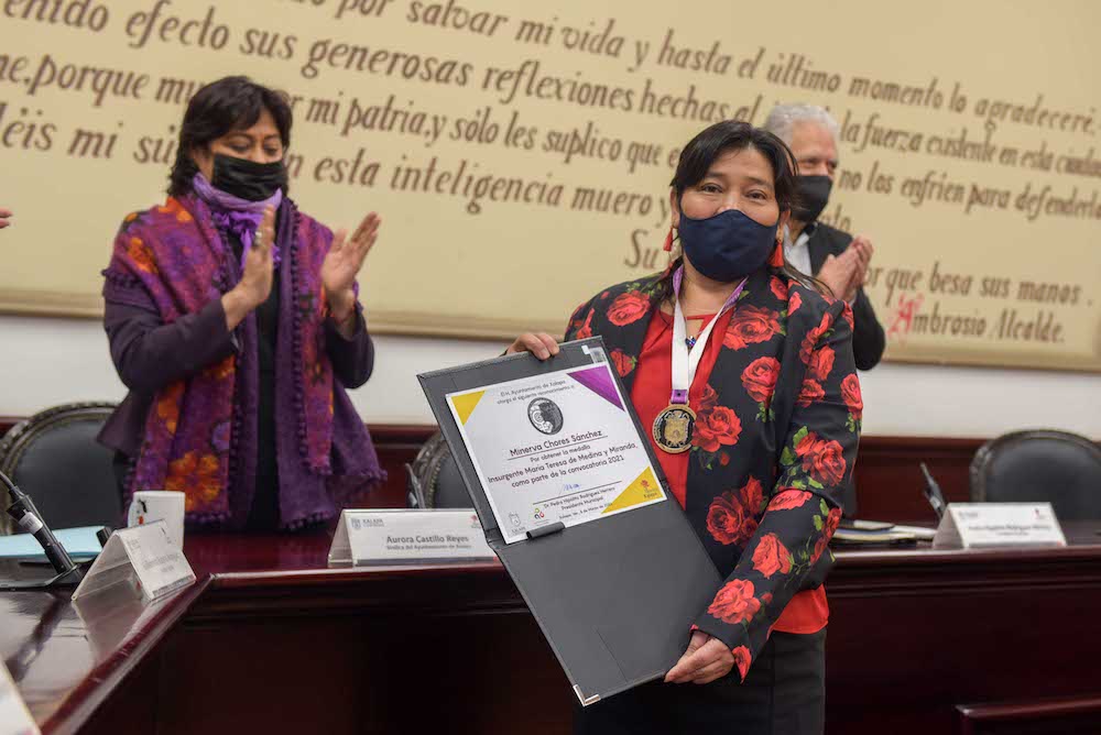 Entregan medalla María Teresa de Medina a Minerva Chores