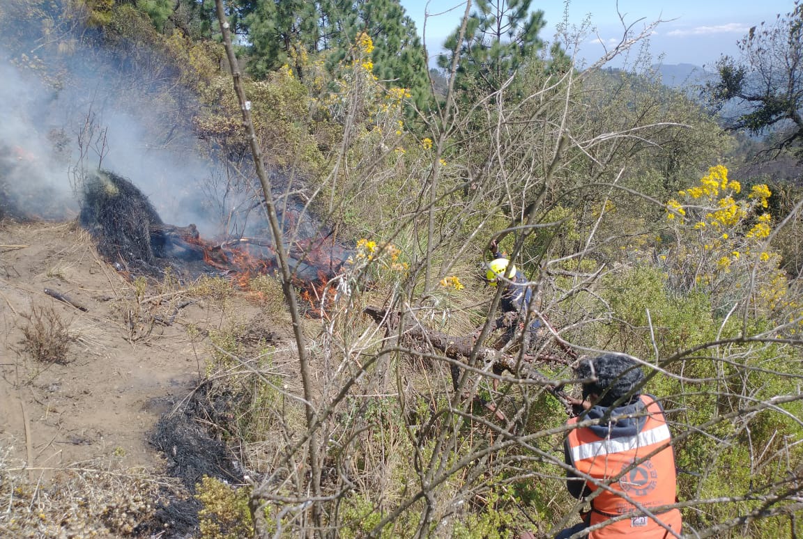 Bomberos de Fortín vuelcan bajando del volcán en Calcahualco
