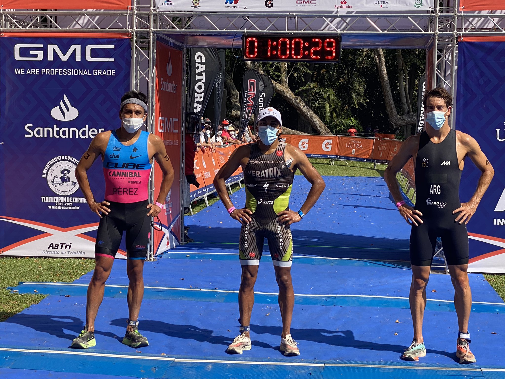 El xalapeño Crisanto Grajales ganó primera fecha del Serial Premium de triatlón
