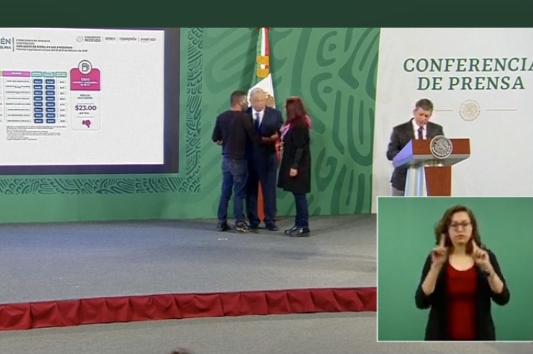 Pese a vigilancia, un hombre ingresó a conferencia mañanera y se acercó al presidente López Obrador