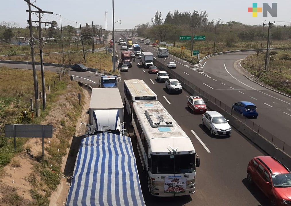 Integrantes de la AMOTAC bloquearon autopista Veracruz-Cardel; piden vigilancia en carretera y bajen peajes