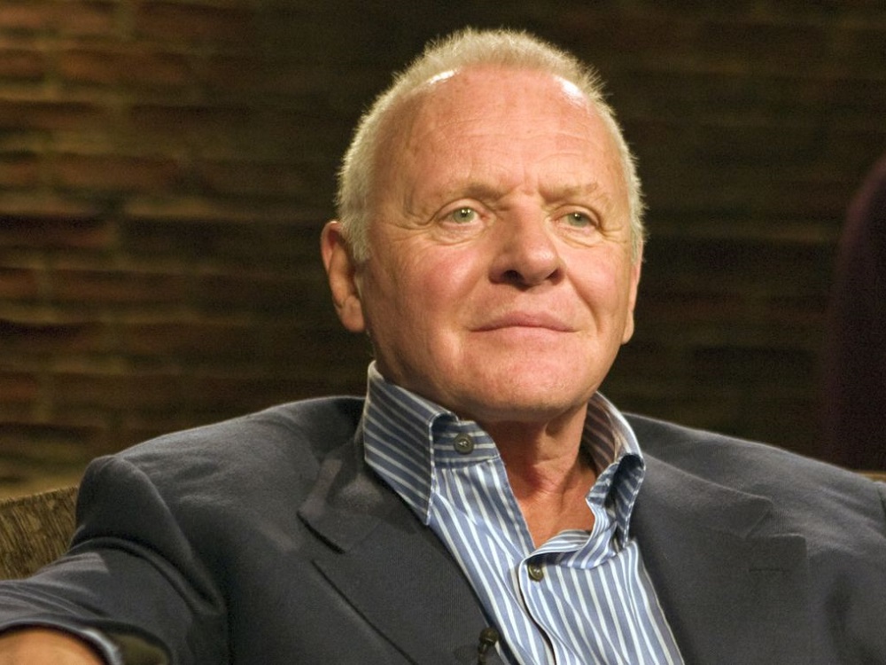 Anthony Hopkins, se mueve al ritmo de merengue