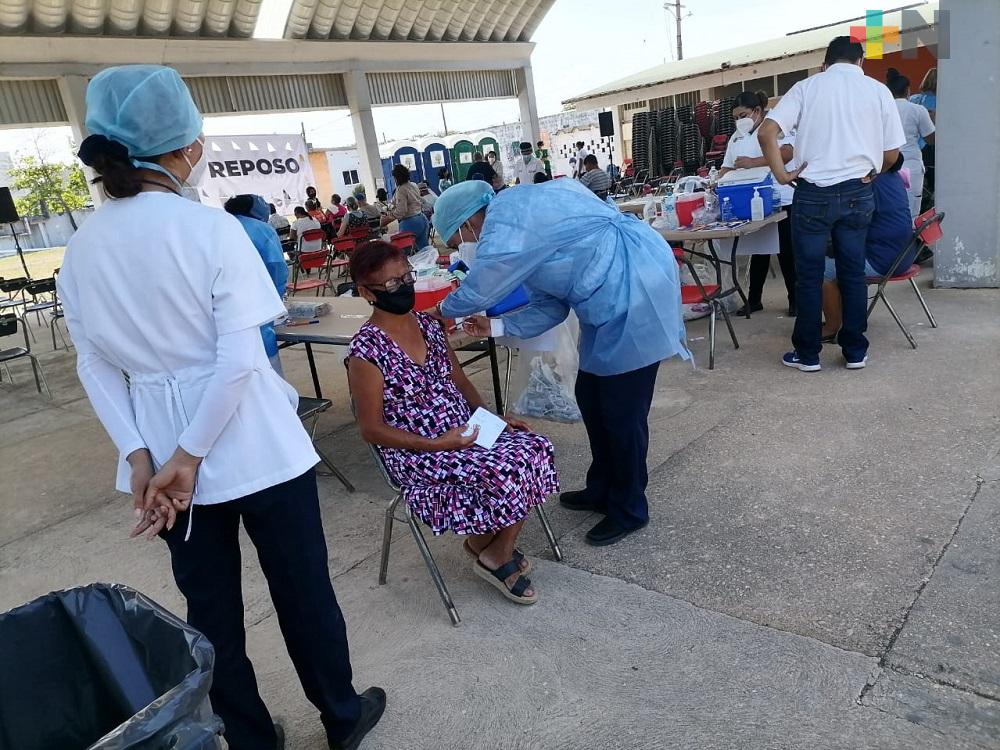 Adultos mayores se mostraron agradecidos y satisfechos al salir de módulos de vacunación en Coatzacoalcos