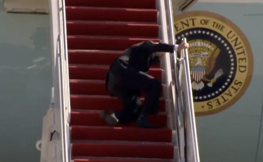 El presidente Joe Biden sufrió triple tropiezo cuando iba a abordar el Air Force One