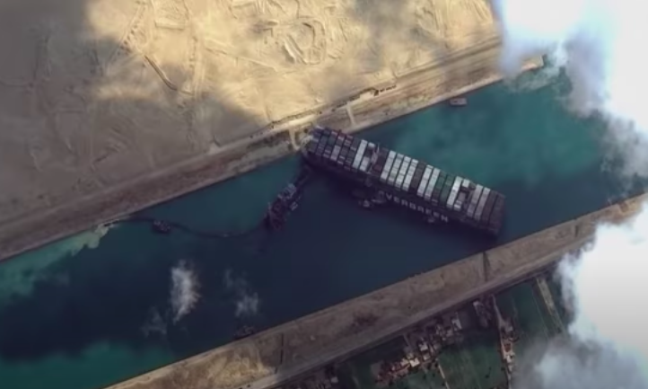 Portacontenedores mantiene bloqueado el Canal de Suez