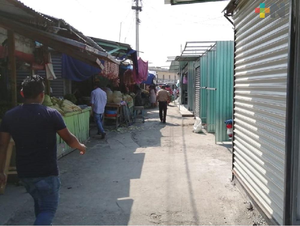 Colocando changarros, locatarios convirtieron calle de Veracruz en paso peatonal
