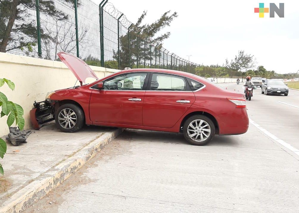 Automóvil se impactó contra muro del recinto portuario de Veracruz