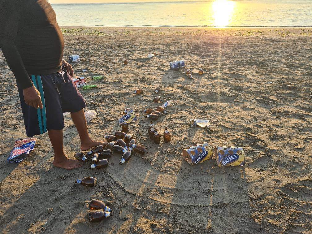Ciudadanos limpian playa de Boca del Río; dejan basura visitantes el fin de semana