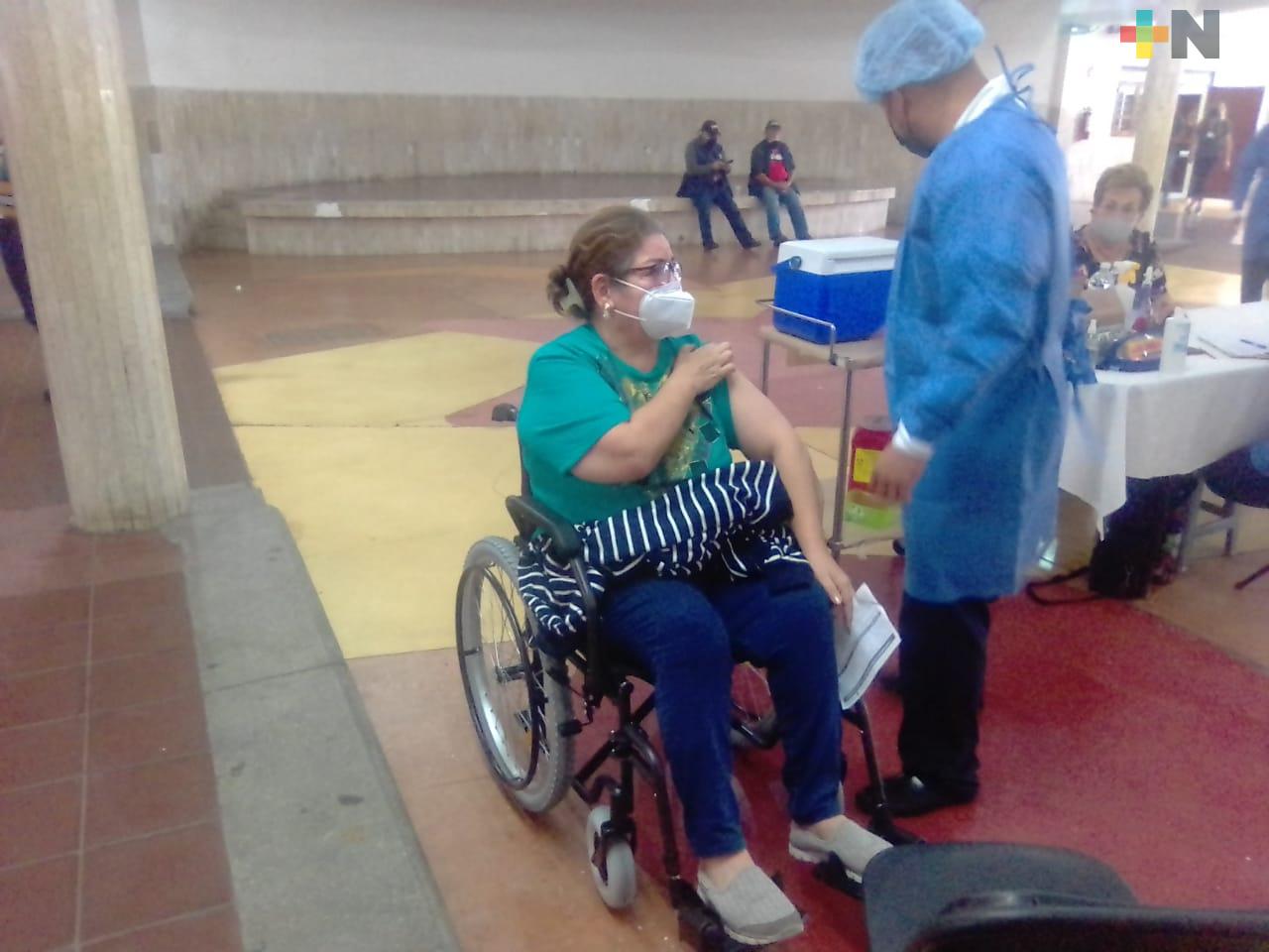 Desde la noche del lunes, personas hicieron fila para vacunarse en Club de Leones de Veracruz