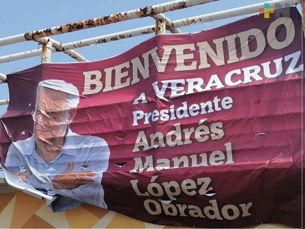 Coatzacoalqueños colocan lonas para darle la bienvenida al presidente López Obrador