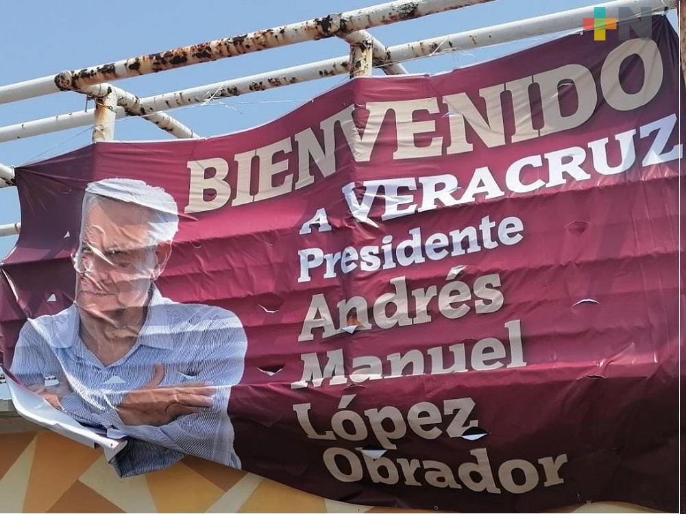 Coatzacoalqueños colocan lonas para darle la bienvenida al presidente López Obrador