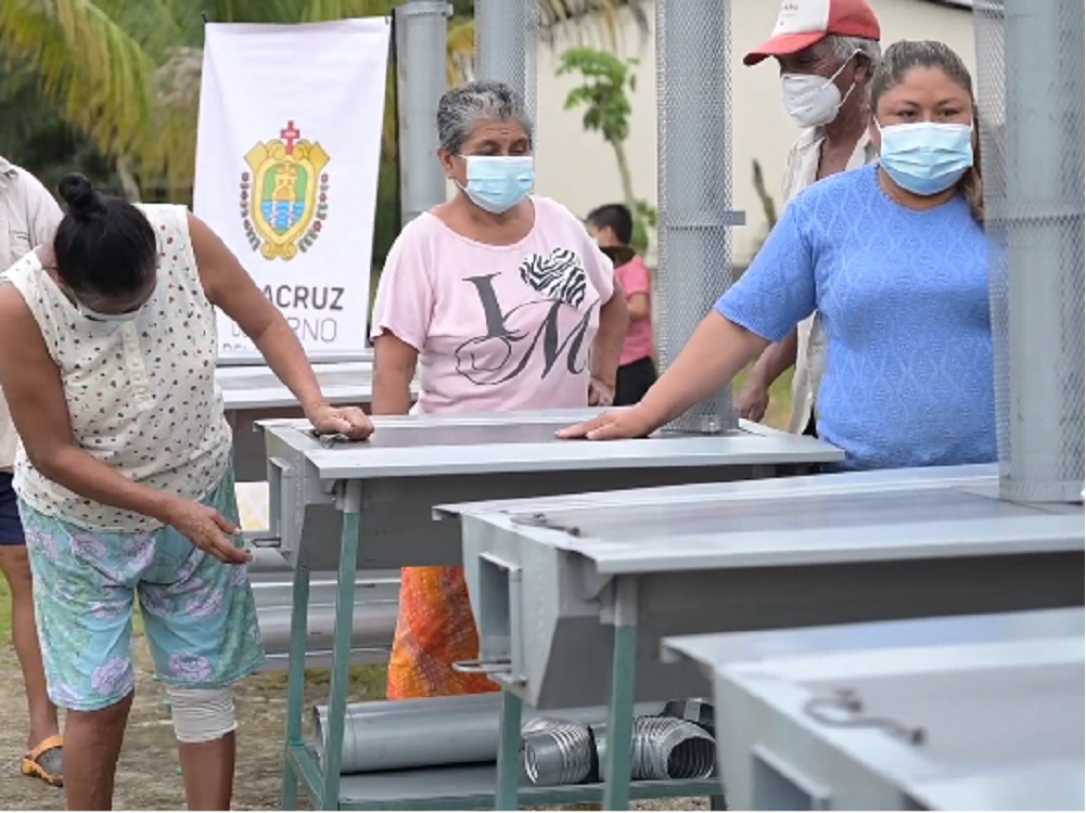 DIF Estatal entregó estufas ecológicas e insumos de limpieza en municipio de Minatitlán
