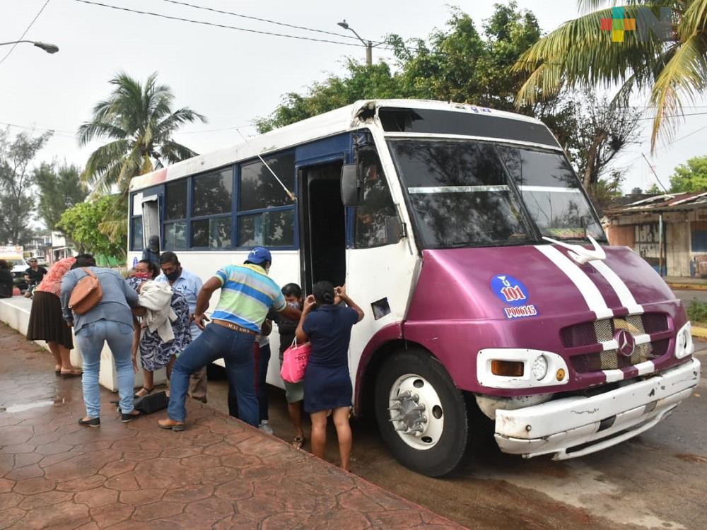 Trasladan de manera gratuita a adultos mayores de zona rural a módulos de vacunación en Villa Allende y Mundo Nuevo