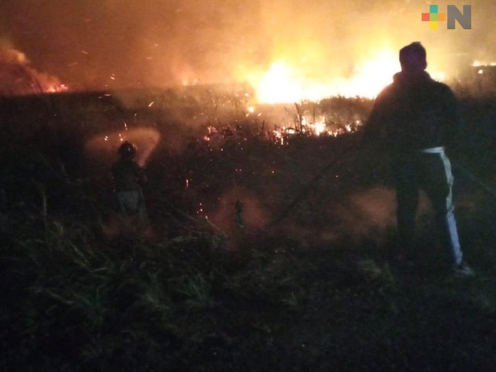Debido a incendios de pastizales en zonas de pantanos, cerraron ambos carriles de carretera Coatzacoalcos-Minatitlán
