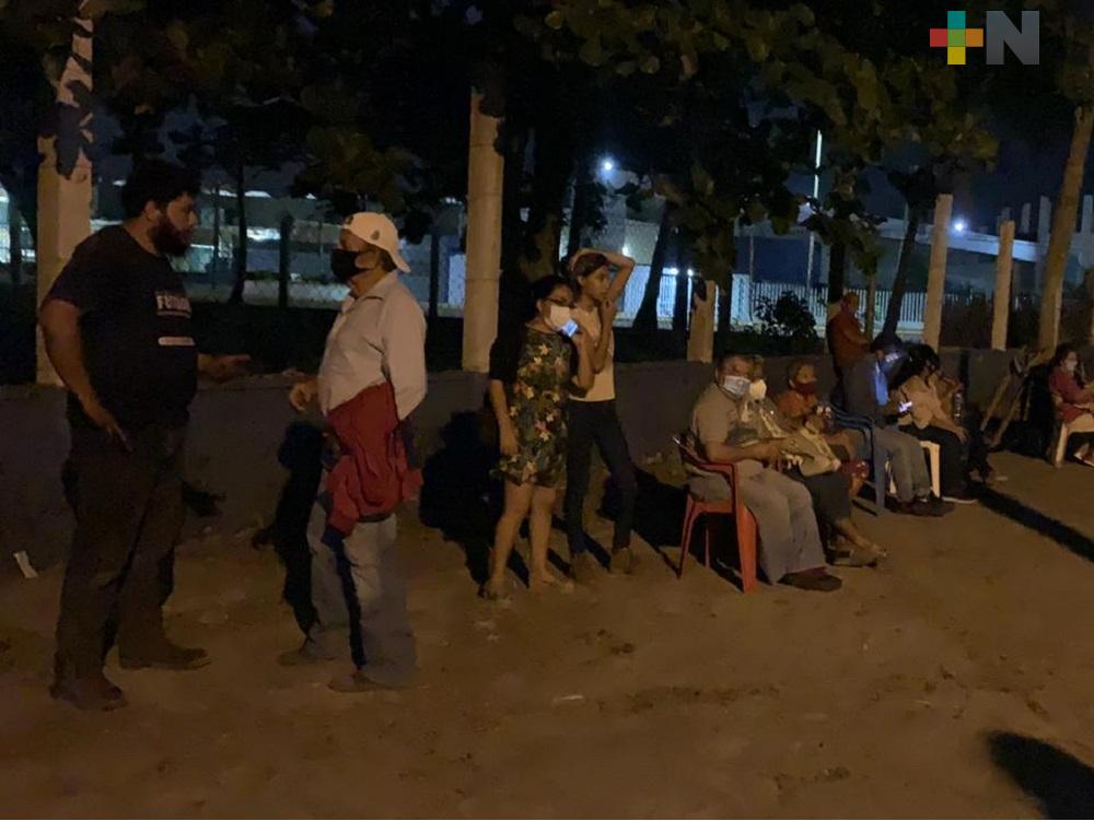 Desde anoche decenas de personas hicieron fila para recibir vacuna anticovid en Coatzacoalcos