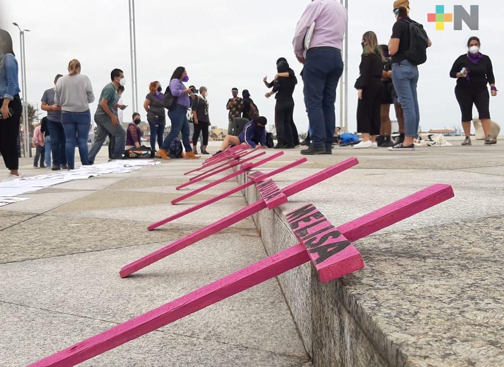 Con cruces de madera recuerdan a víctimas de feminicidio en asta bandera del puerto de Veracruz