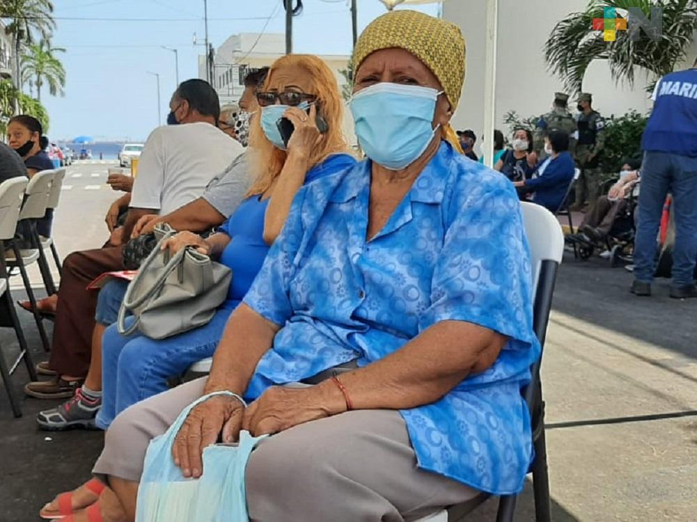 Sin avisar a sus familiares, mujer adulta mayor salió de su casa para irse a vacunar contra covid en Veracruz