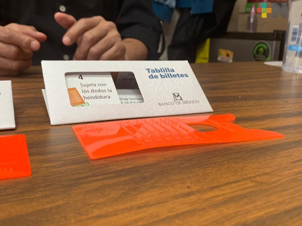 En Coatzacoalcos continúan entregando tablillas de billetes para personas con discapacidad