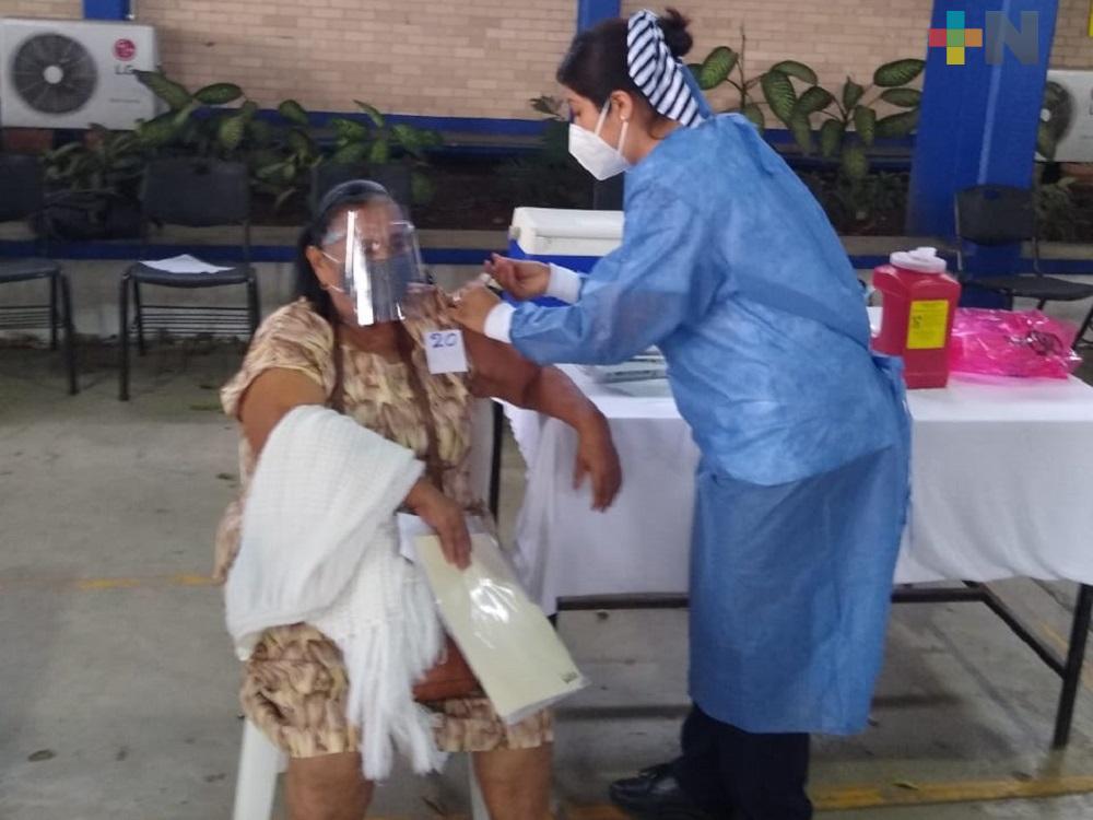 Vacunas contra COVID-19 son aplicadas en 938 municipios de México
