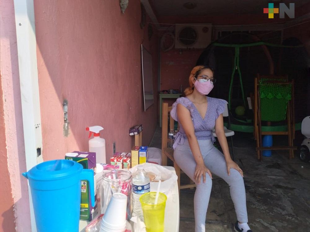 En Veracruz puerto, ciudadana regala alimentos a personas que hacen fila para recibir vacuna anticovid