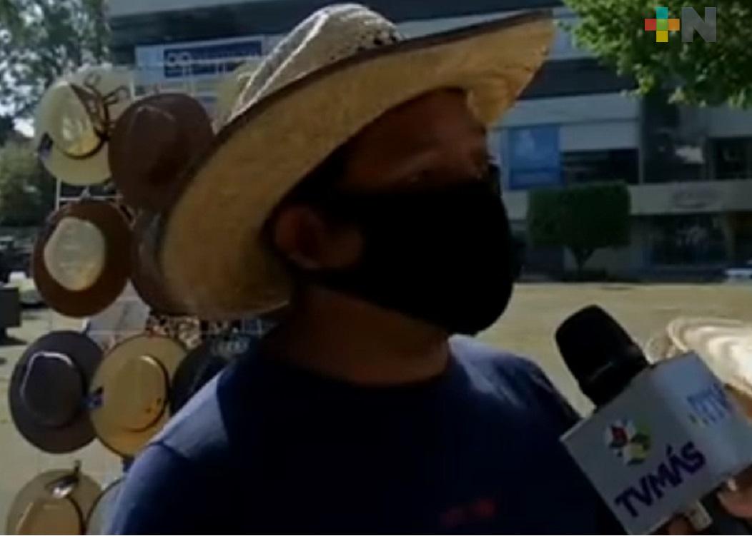 En Xalapa, comerciantes ambulantes aprovechan manifestación para vender sus productos