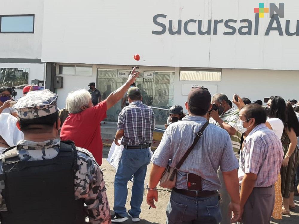 «Tomatearon» oficinas del Grupo MAS en Veracruz; manifestantes fueron contenidos