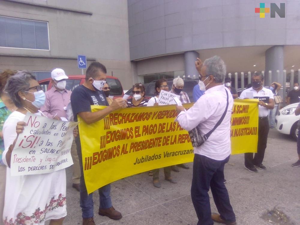 En municipio de Veracruz, jubilados del ISSSTE se manifestaron por reducción en sus pensiones