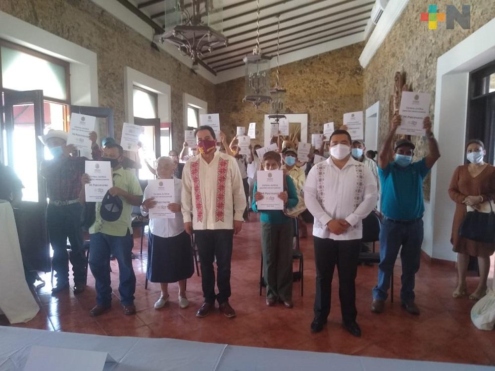 Entregan escrituras a familias de zona centro-norte de Veracruz