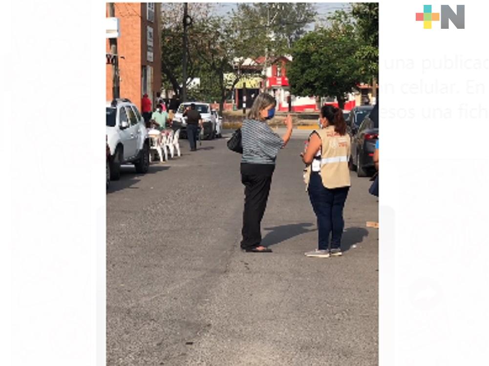 Exhiben a mujer que vendía ficha para acudir a módulo de vacunación en municipio de Veracruz