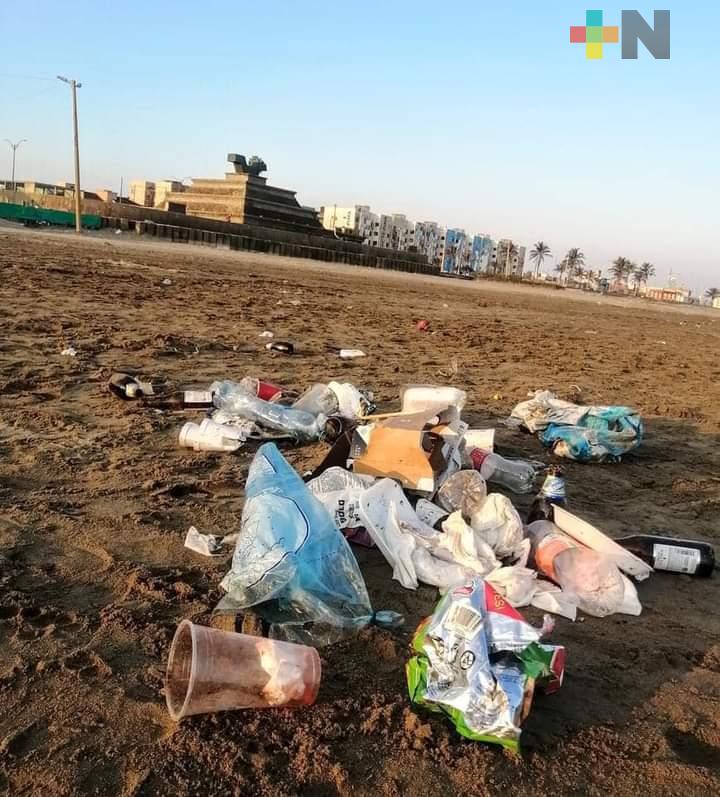 Familias acuden a playas de Coatzacoalcos durante fin de semana largo