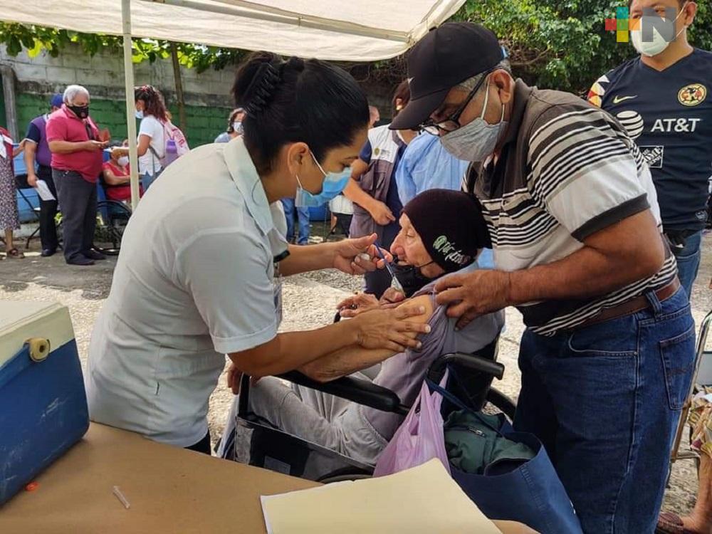 Hilario Valdiviezo de 97 años, primer ciudadano en recibir vacuna en Agua Dulce