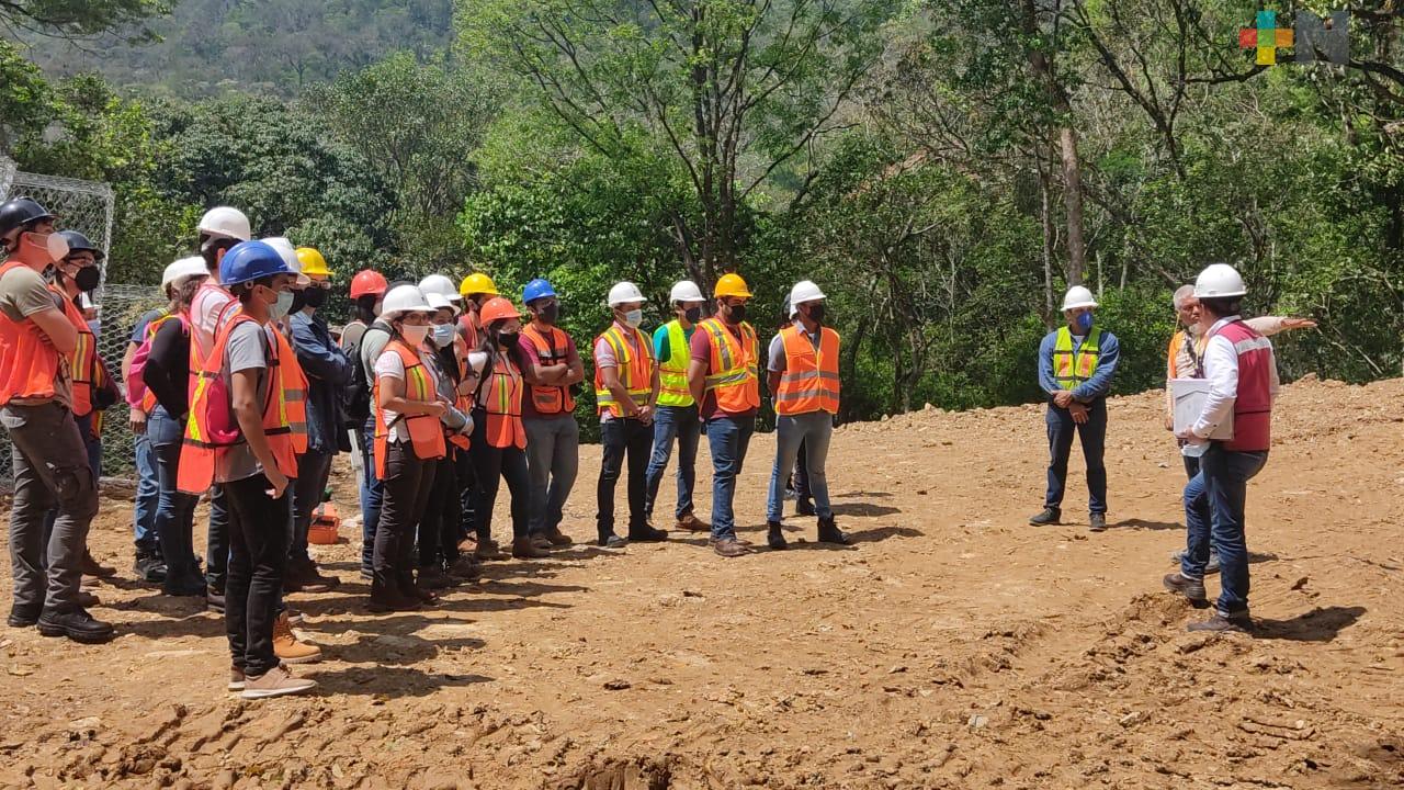 Estudiantes de ingeniería acuden a observar obra carretera en Ixtaczoquitlán