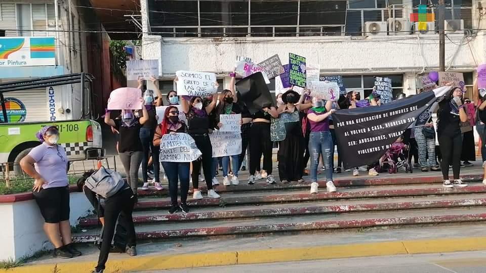 Mujeres de Agua Dulce marchan contra la violencia de género