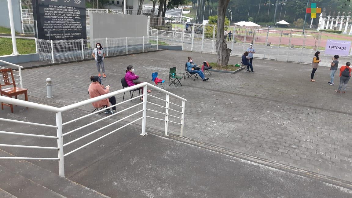 Xalapeños hacen filas previo al inicio de vacunación contra COVID