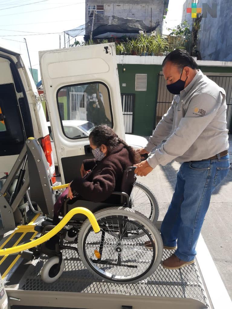 SESVER y DIF colaboran con transporte adaptado para adultos mayores que acuden a vacunarse