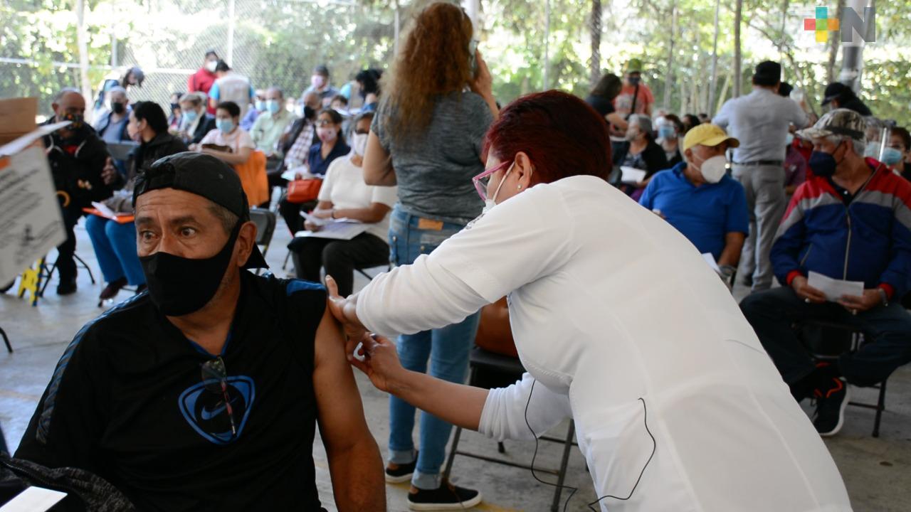 Enfermeras y enfermeros de Centros de Salud de Xalapa, presentes en jornadas de vacunación