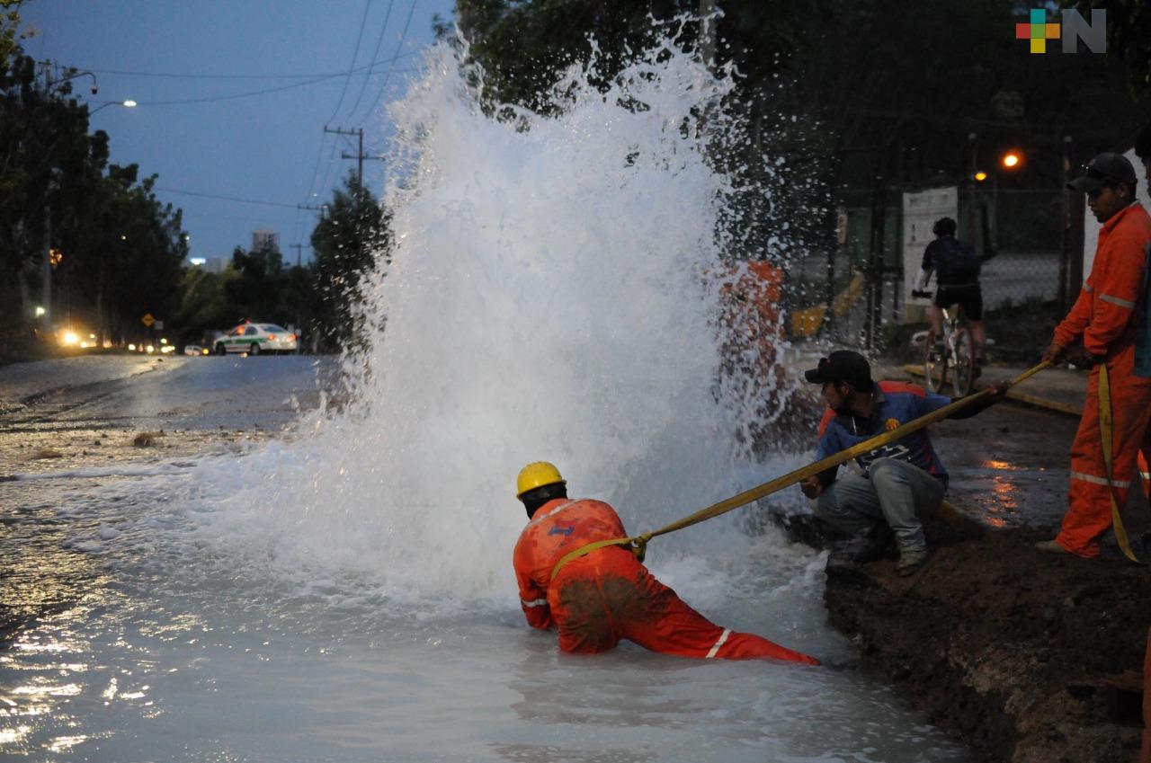 Enorme fuga de agua en Arco Sur