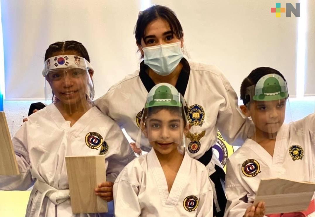 Alumnos de Moo Duk Kwan-CEULVER aprueban examen de grados