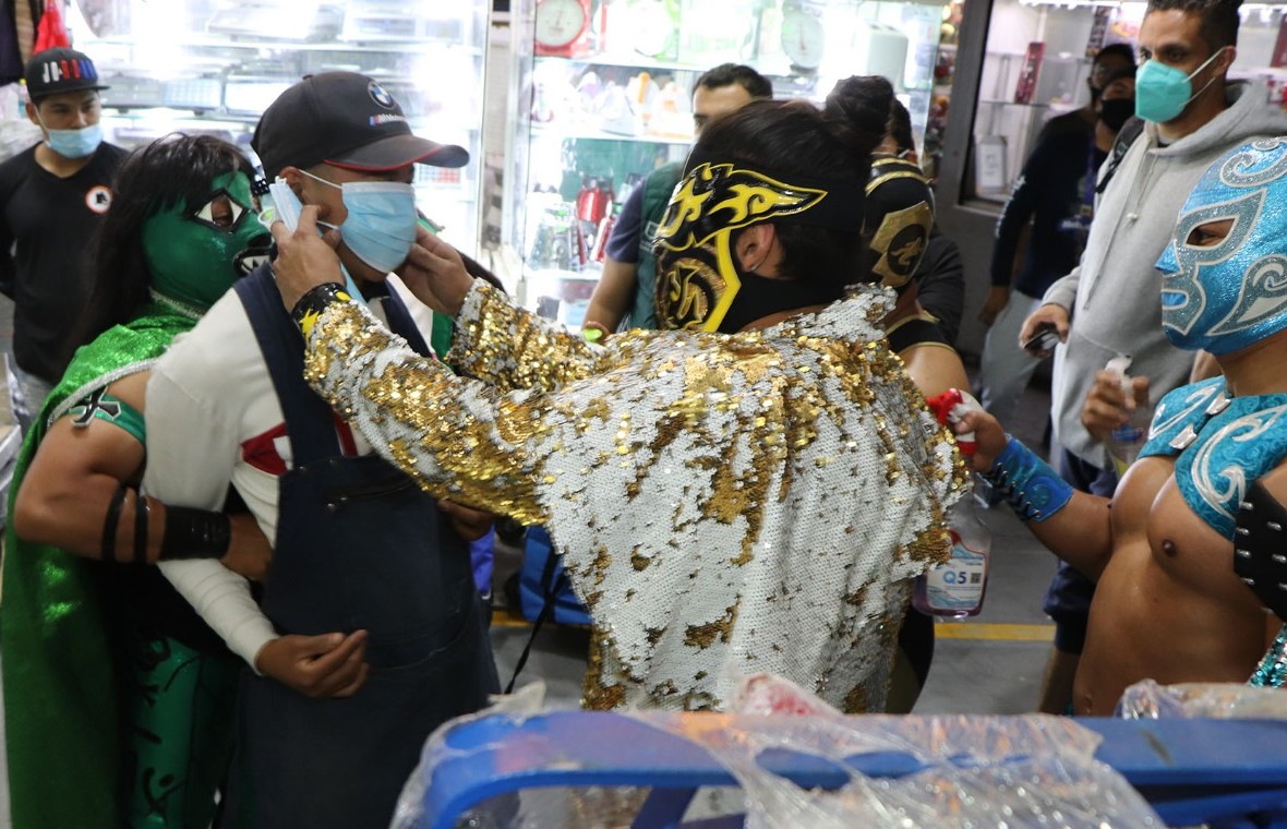Figuras de la lucha libre aplicaron «llaves» a quienes no portaban cubrebocas en la CDMX