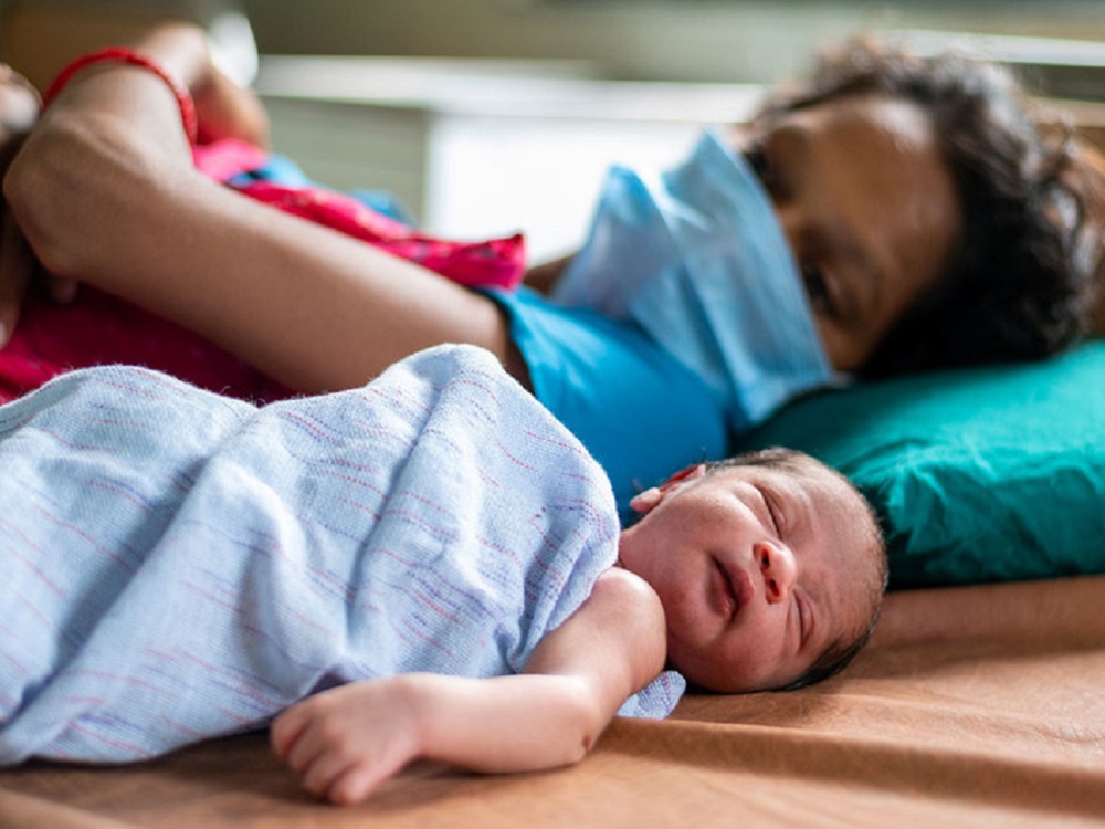 OMS alerta de los riesgos de separar a los recién nacidos de sus madres con COVID-19