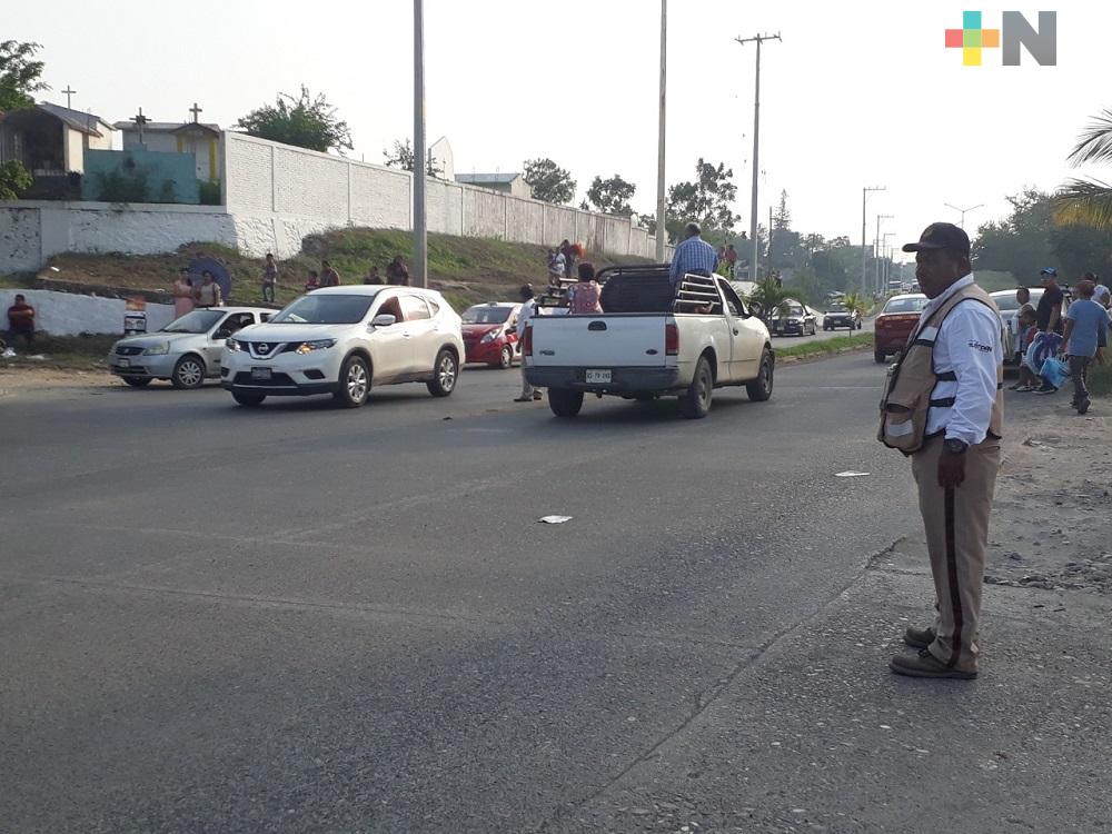 Oficiales de Tránsito promueven cultura vial entre automovilistas y peatones, en Tuxpan