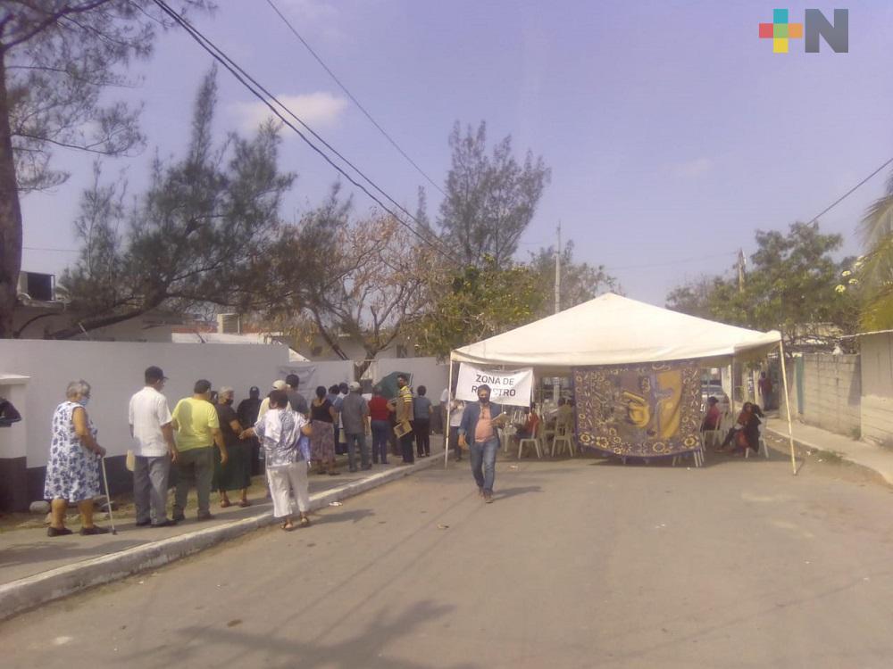 Porteños reconocen rápido proceso de vacunación contra COVID-19 en municipio de Veracruz