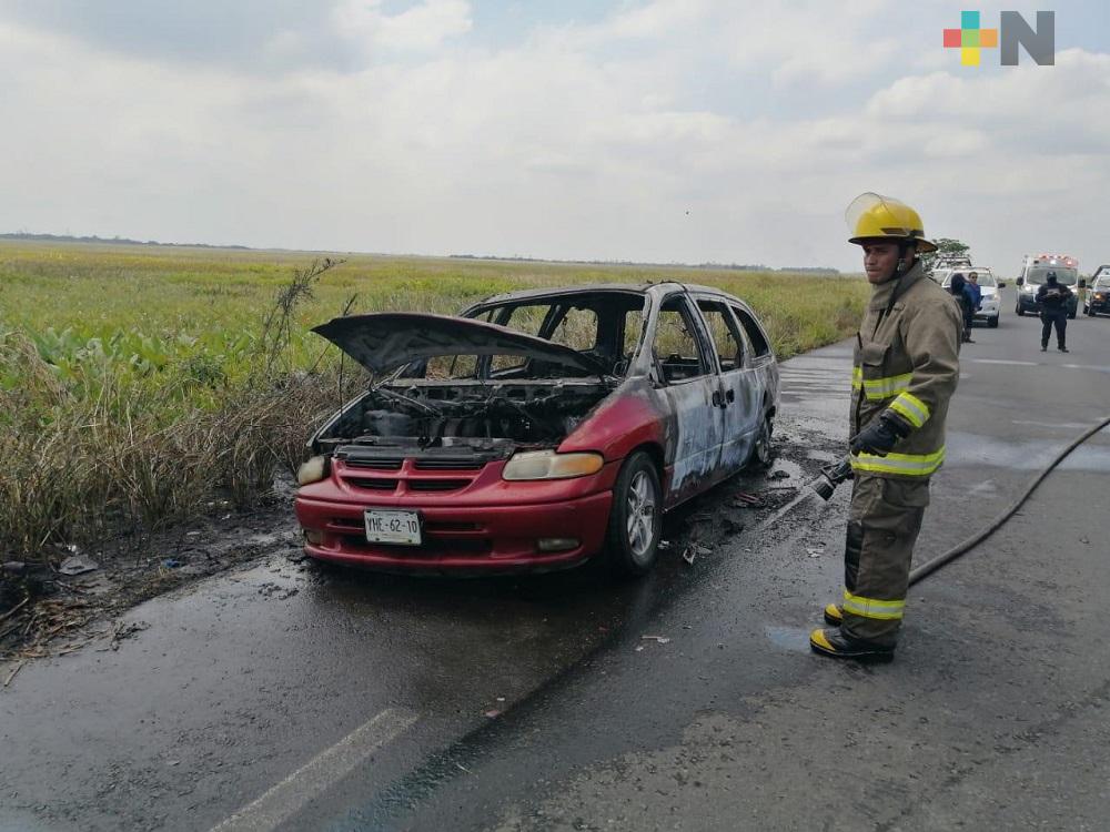 Se incendió camioneta en carretera Coatza-Mina, sin reportarse personas lesionadas